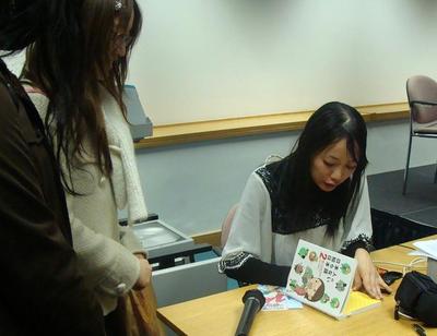 Hebizo-sensei signing autographs